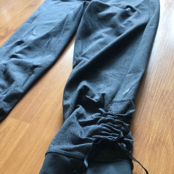 lululemon athletica Pants - Lululemon cropped ruched leggings